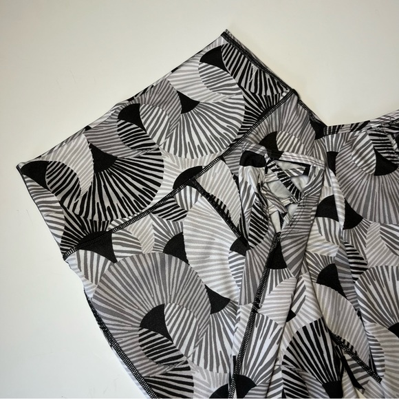 🩷AERIE HIGH WAISTED BLACK WHITE PATTERNED LEGGINGS CUT OUT 7/8 SIZE SMALL - Picture 4 of 10